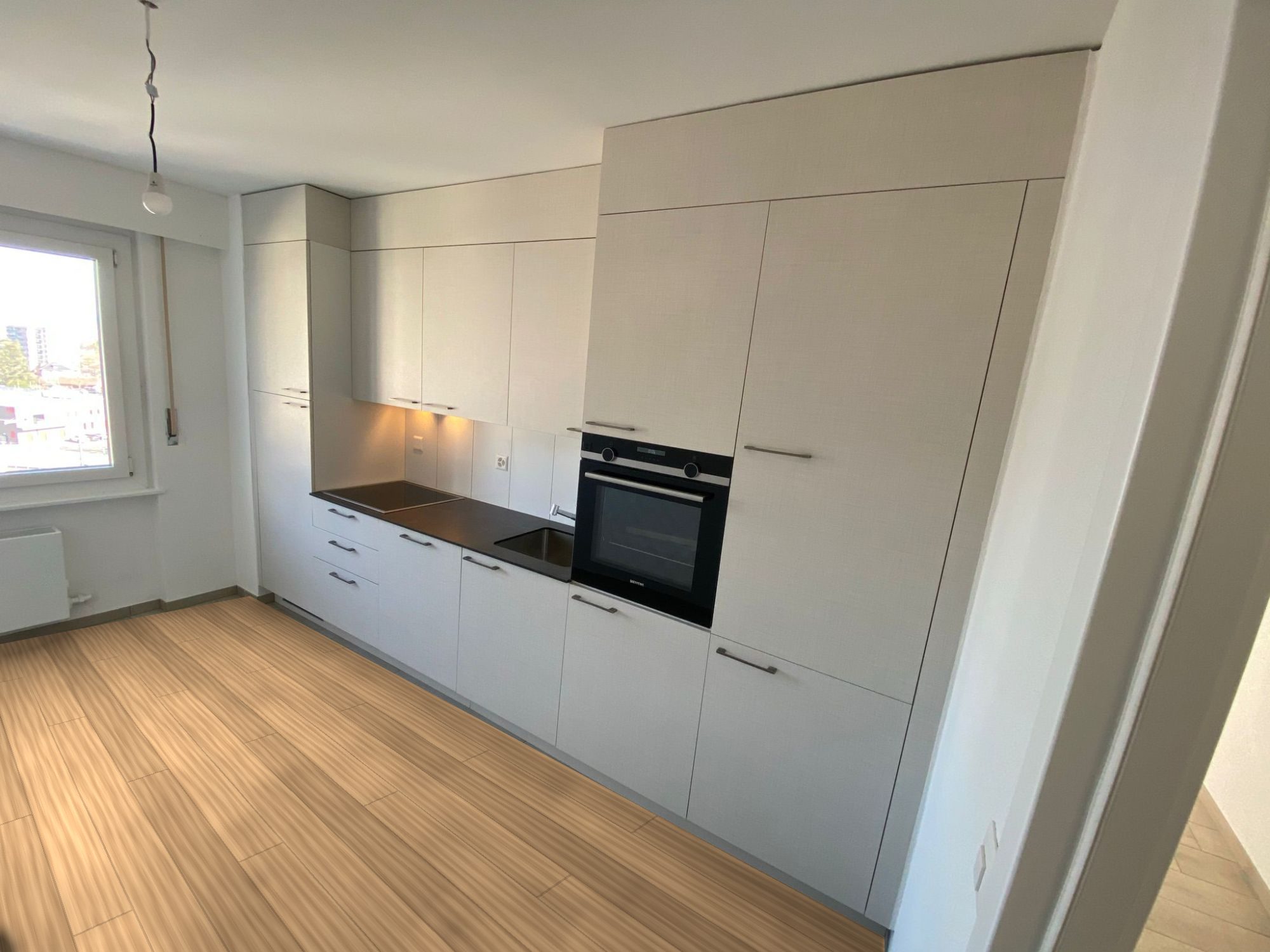 Après : la même cuisine avec un parquet en chêne naturel (simulation)