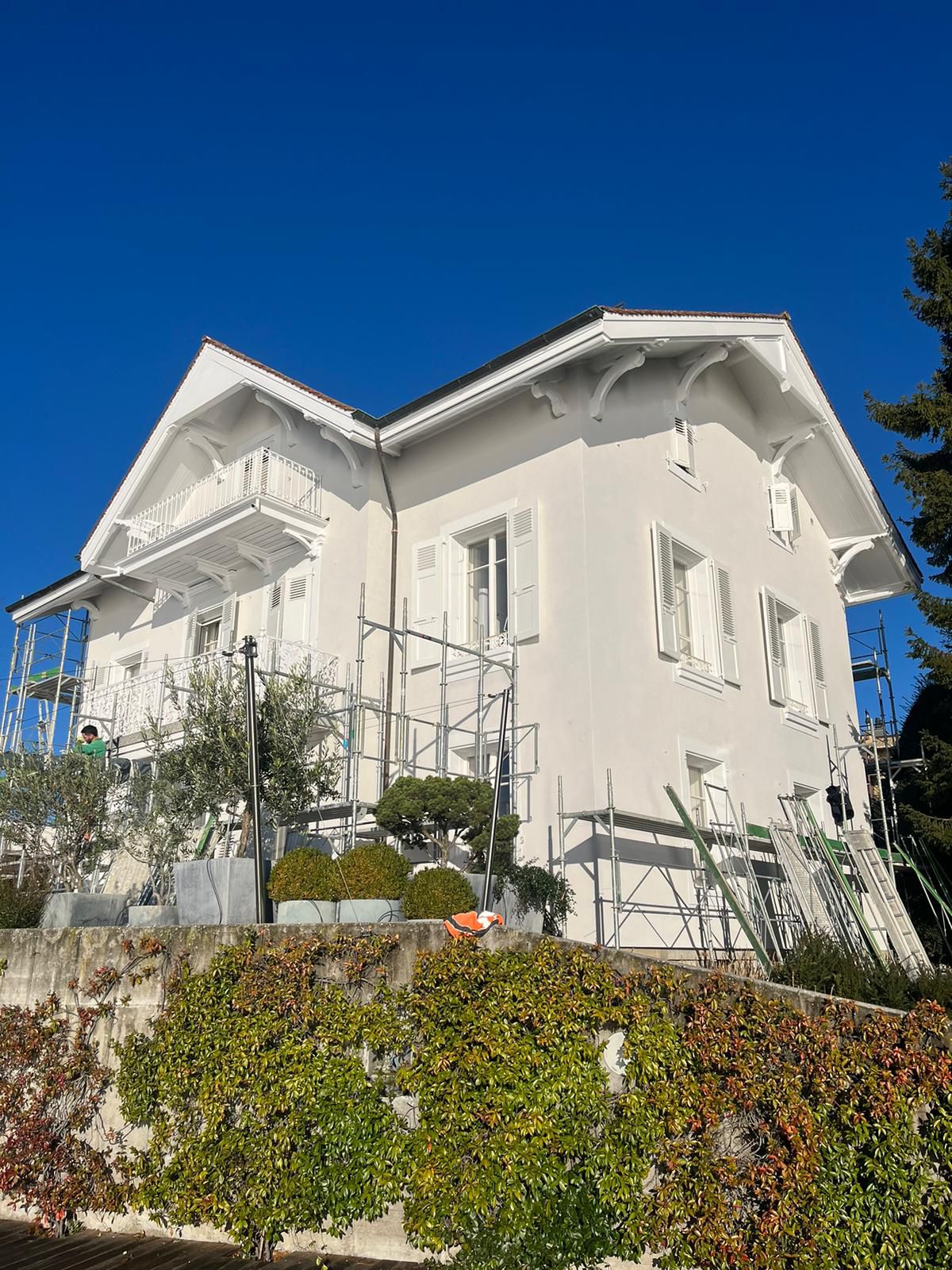 Villa à façade blanche