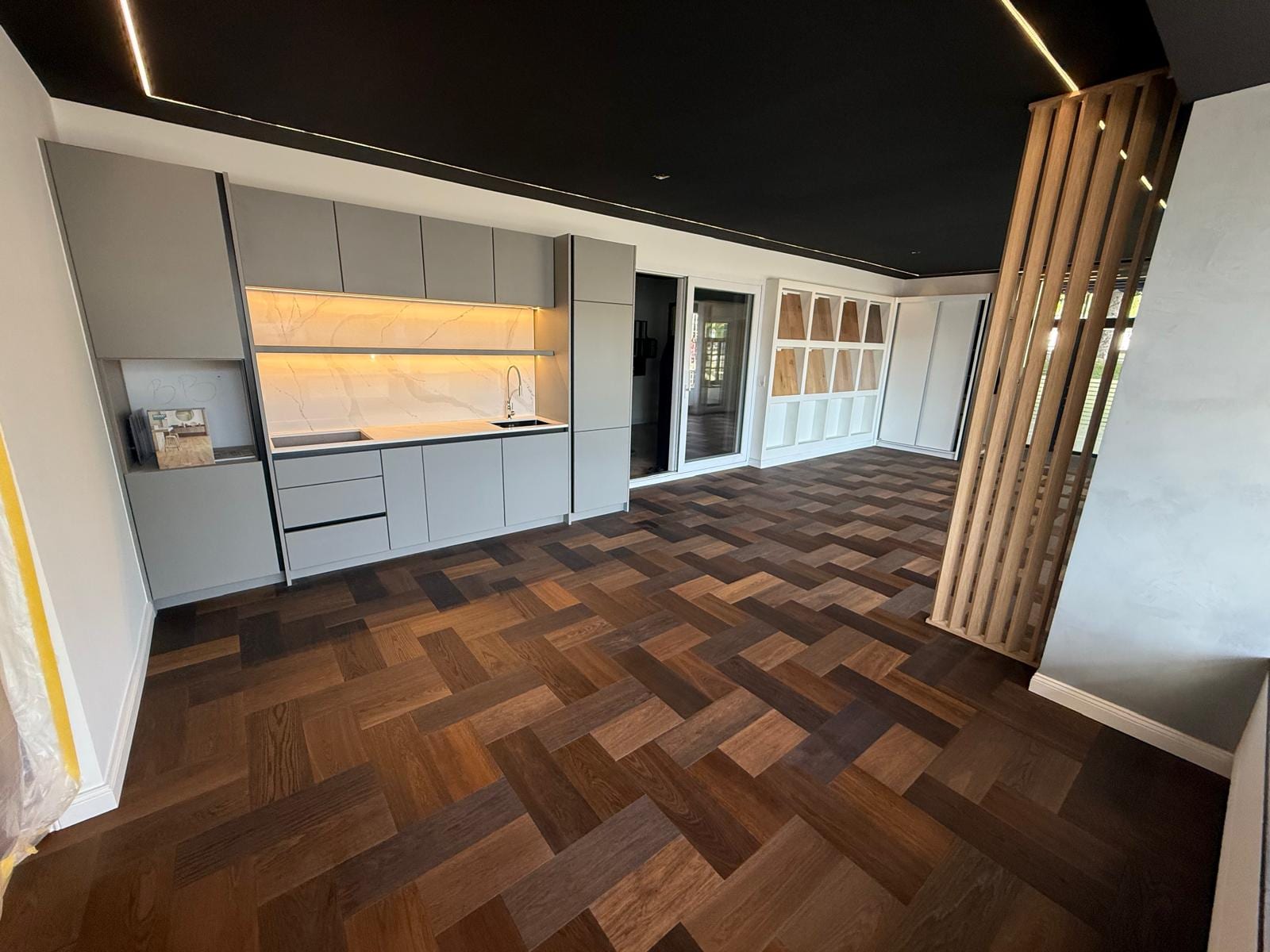 Cuisine d'exposition et parquet chêne en bâtons dans le showroom SP Construction