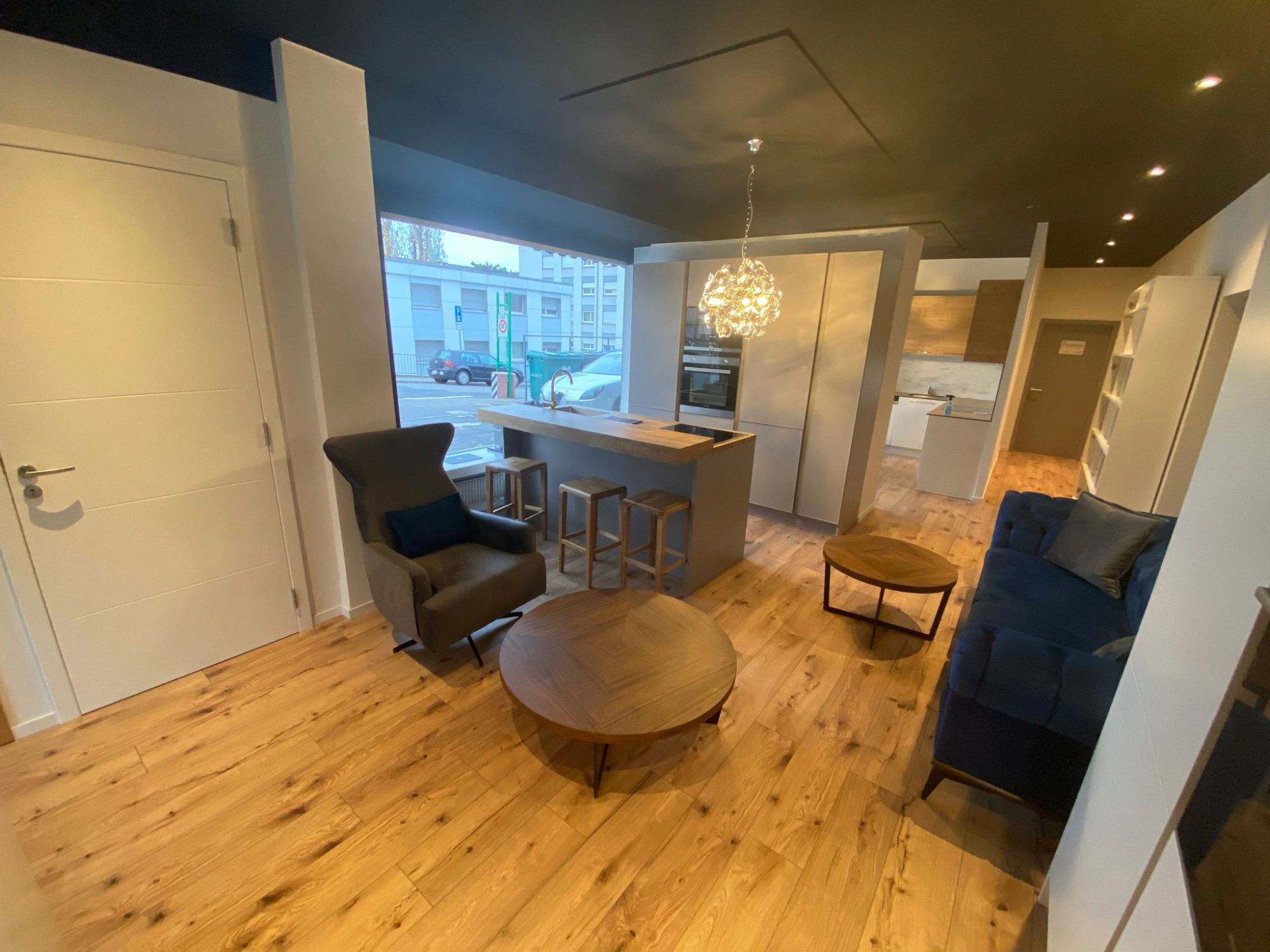 Cuisine avec îlot et parquet chêne réalisée par SP Construction